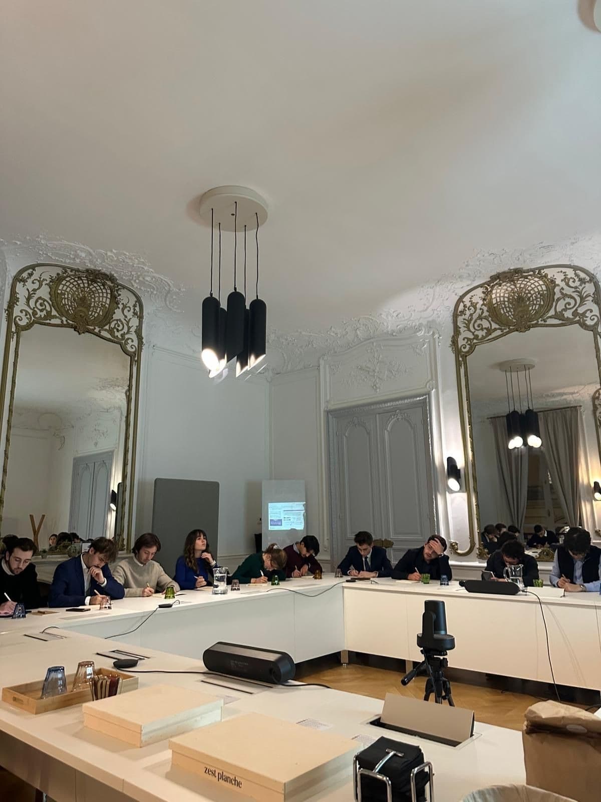Les membres posent leurs questions sur le cas et les attentes en entretien, dans les bureaux de PMP Strategy à Paris. Un moment plus informel pour parler candidatures, stages et types de missions chez PMP Strategy.