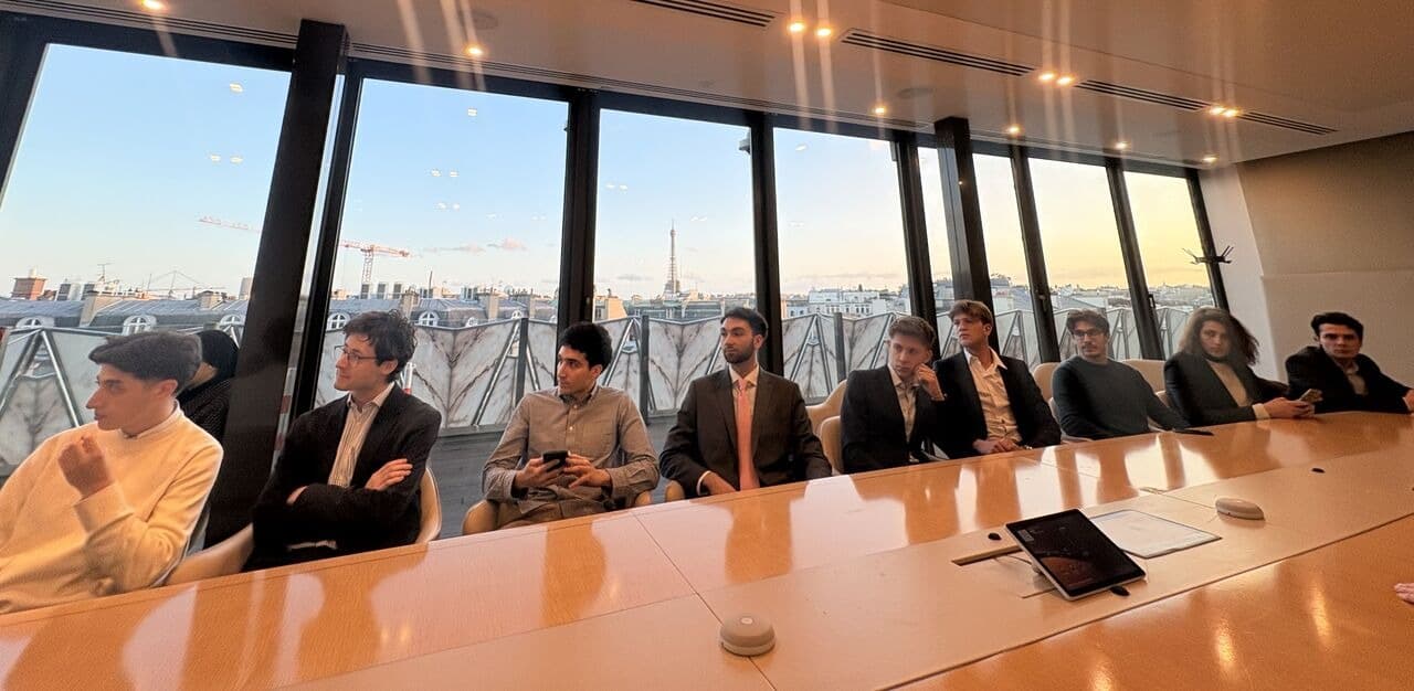 Échanges avec les équipes de Barclays sur la culture de la banque, les profils recrutés et les différences par rapport à d'autres institutions. Questions directes sur les stages et les opportunités en début de carrière, dans un cadre plus informel en fin de visite.