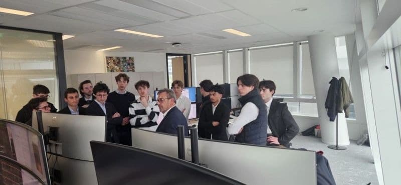 Les participants posent leurs questions sur les débuts de carrière en asset management et ce que recherche OFI Invest dans ses recrutements. Un moment de networking dans les bureaux d'Issy-les-Moulineaux pour continuer les échanges en dehors du format structuré.
