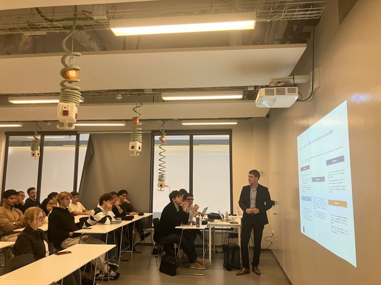 Les participants posent des questions sur les différences de culture entre fonds et banques, et sur les trajectoires envisageables après CentraleSupélec.