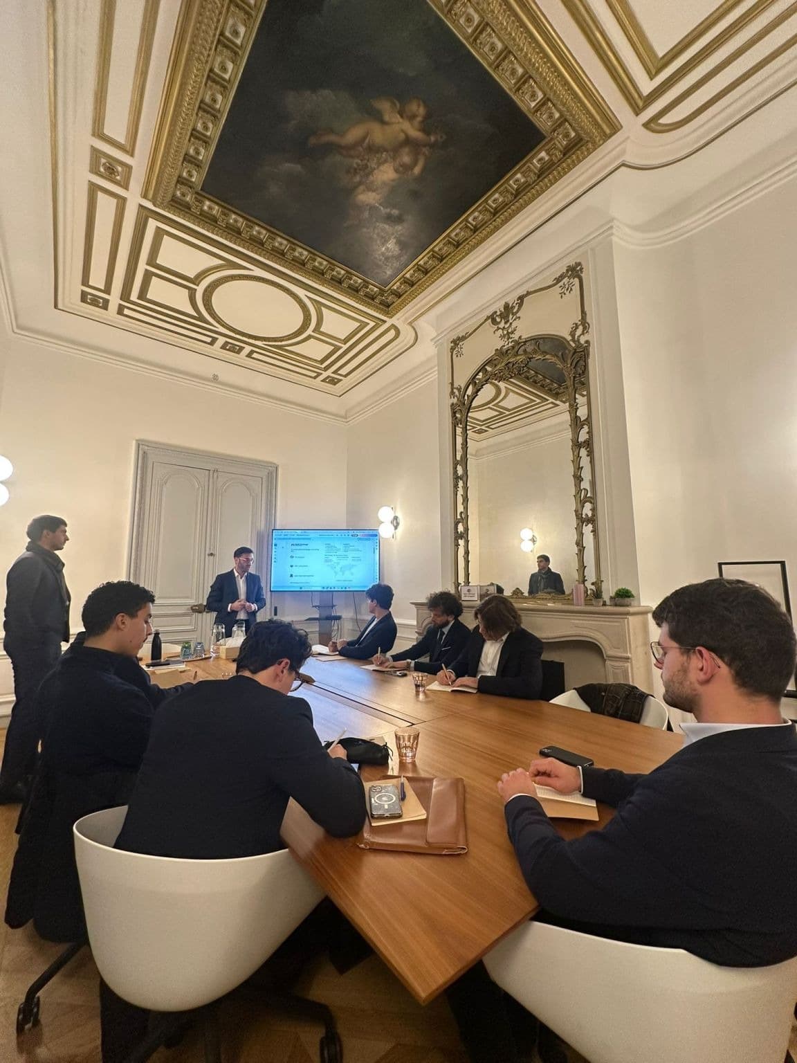 Les membres de CS Finance dans les bureaux de PMP Strategy, lors de la session de formation sur la Due Diligence. Échanges avec les intervenants sur le métier de consultant en stratégie et les attentes en entretien.