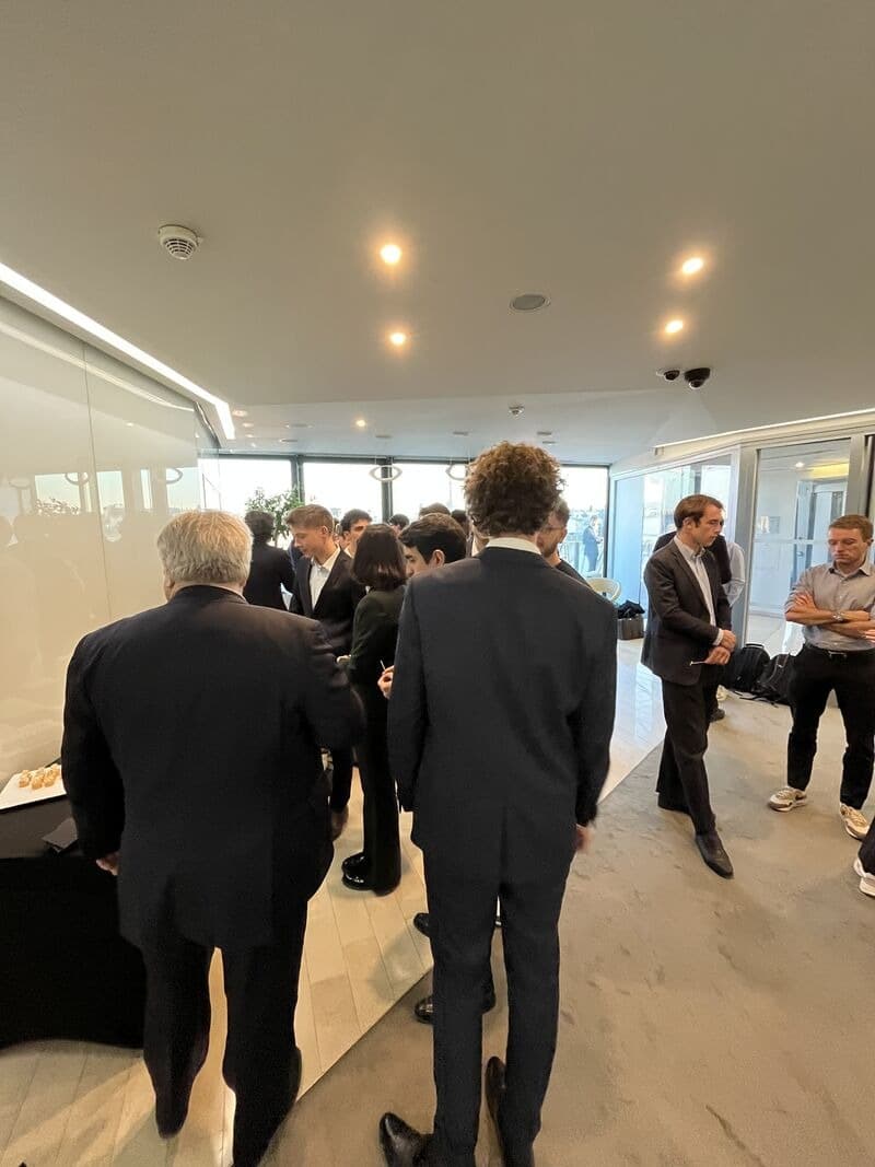 Les membres de CS Finance au contact des équipes, dans les bureaux parisiens de Barclays Investment Bank.